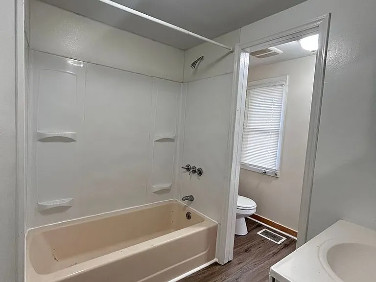 417 Clarendon Ave — Photo 16