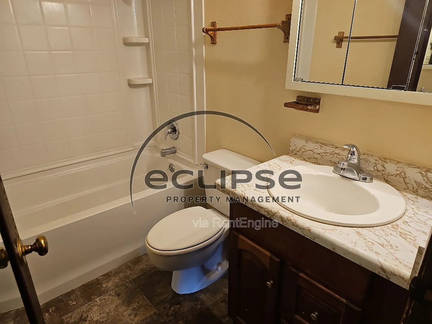 3 bed, 2.0 bath, 1136 sqft, $1,100 — Photo 4