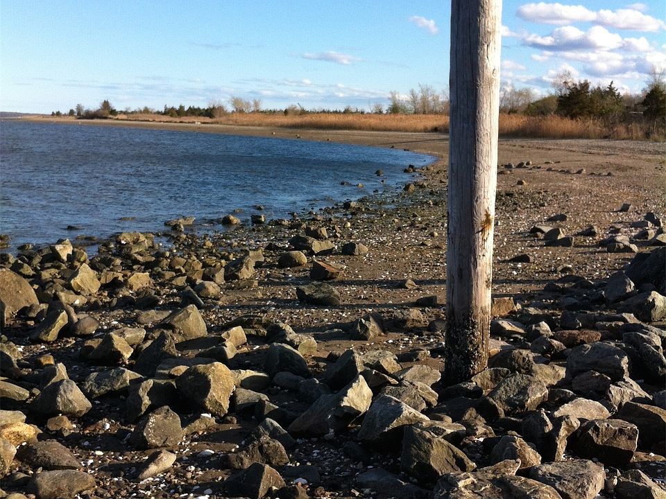 Extremely quiet access to Narragansett Bay.
