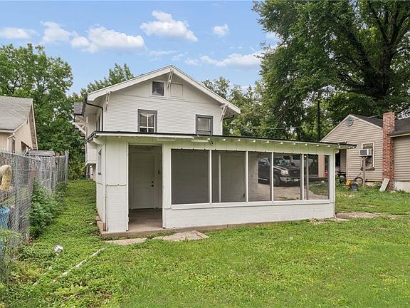 3rd image of 2034 Oakley Ave