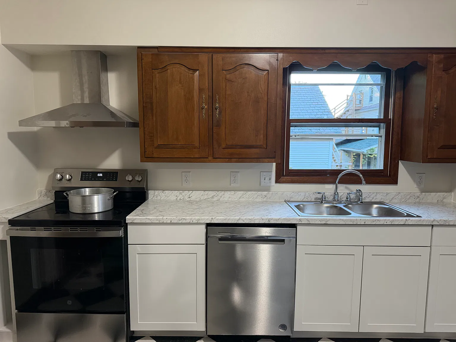 4 bed, 1600 sqft, $3,300 — Photo 3