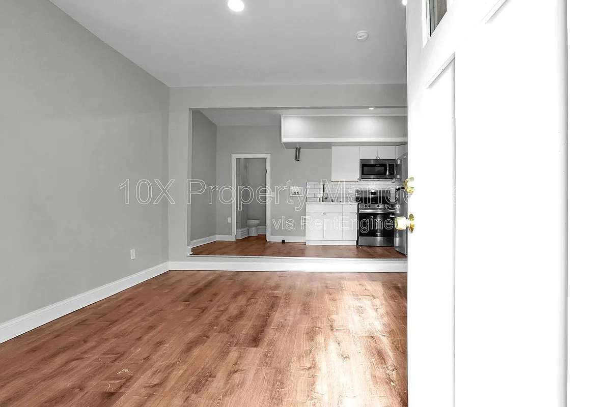 Building Photo - 558 E Whittier St
