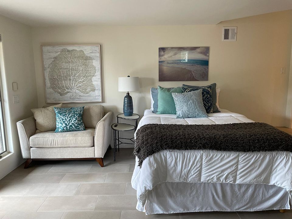 Large Studio accommodates bed and loveseat!