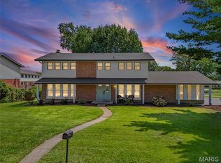 1 Oakland Hills Dr, Chesterfield, MO 63017
