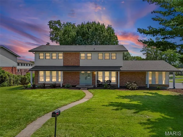 1 Oakland Hills Dr, Chesterfield, MO 63017