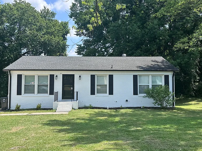 2909 Woodhill Ln — Photo 3