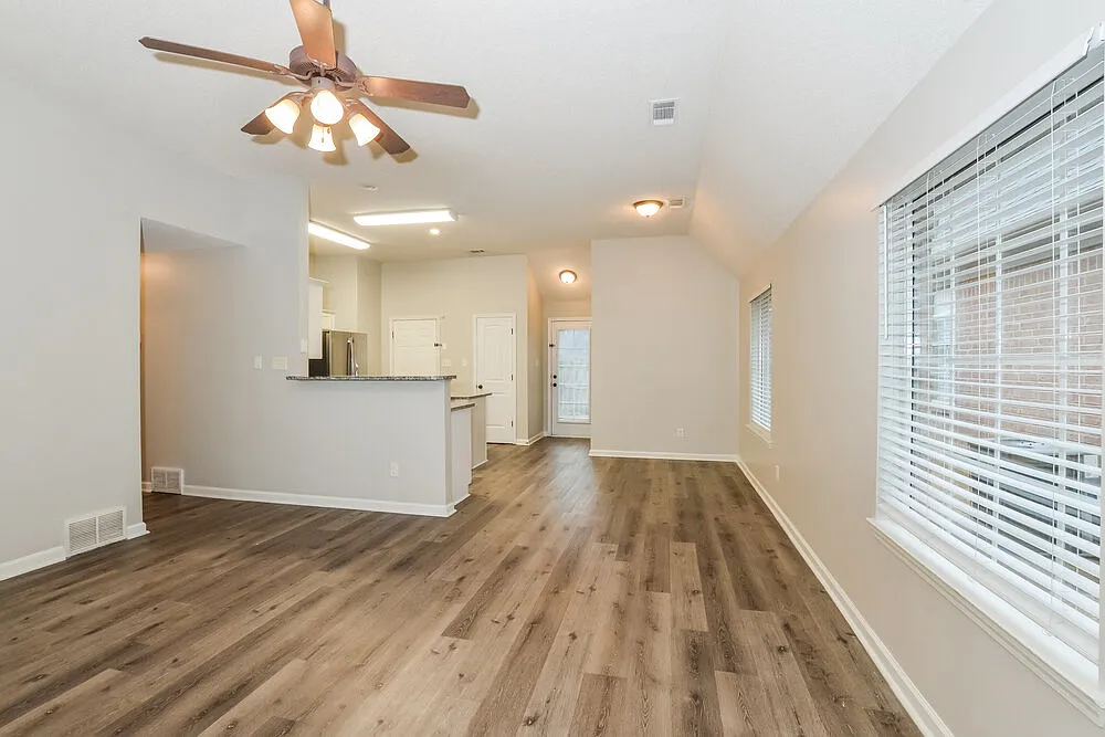 3 bed, 2.0 bath, 1380 sqft, $1,720 — Photo 4