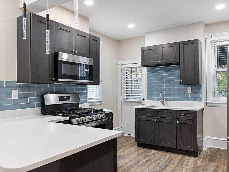 1519 W 6th St — Photo 17