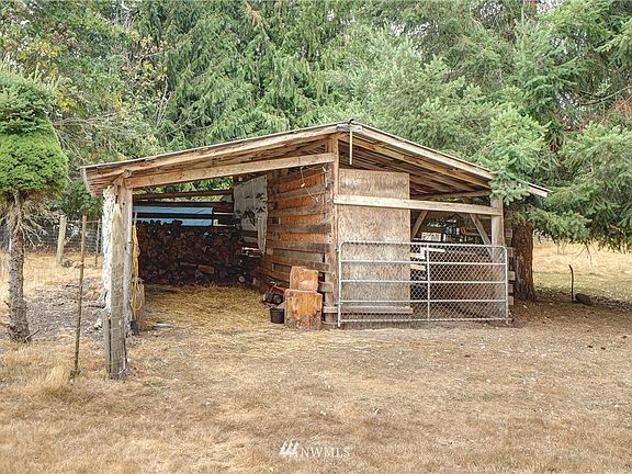 Open shed/stable for your favorite animals.