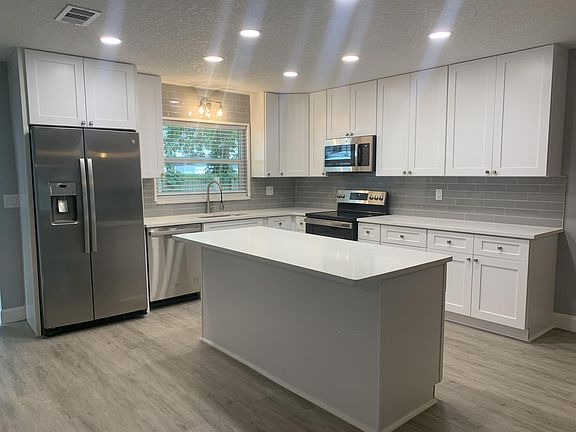 5th image of 3667 Iris St N #1