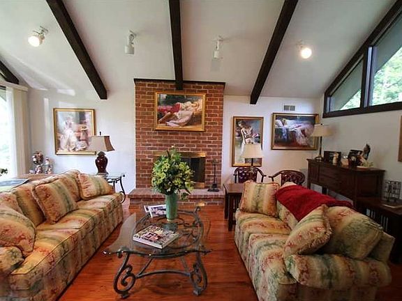 5th image of 19 Woodstone Dr