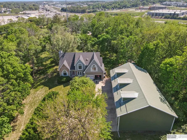 1326 Bellevue Blvd N, Bellevue, NE 68005
