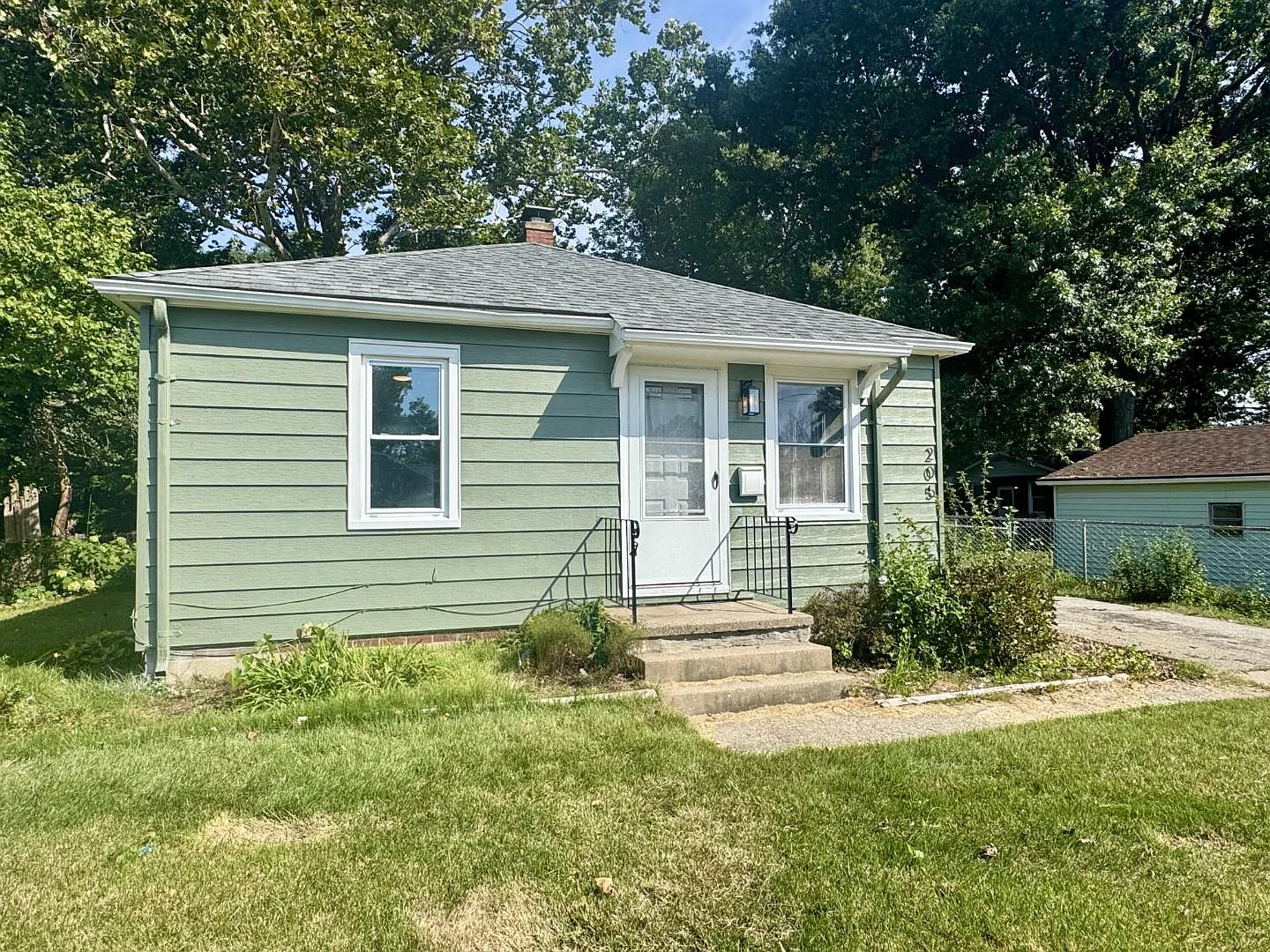 205 W Conron Ave — Photo 4