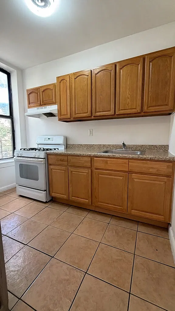 3 bed, $3,575 — Photo 2