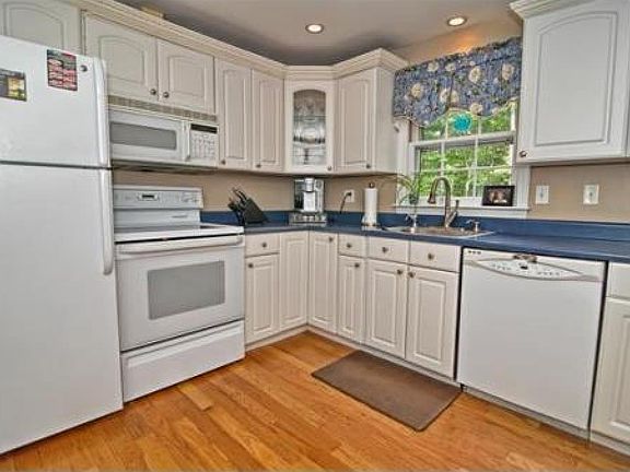 3rd image of 12 Oakridge Dr