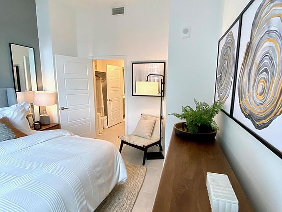 5th image of 2121 N Bayshore Dr Penthouse 1406