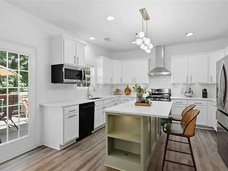 2540 Lansing Ln — Photo 6