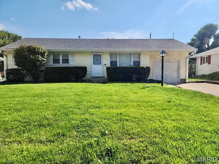 230 Monterey Dr — Photo 1