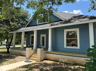 561 S Chambers St, Giddings, TX 78942