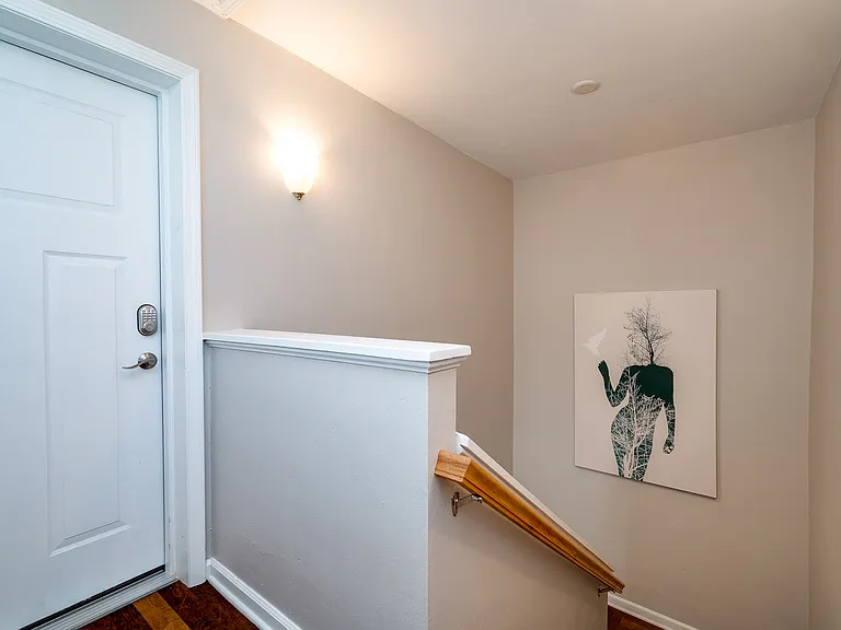 1126 Irving Ave #4 — Photo 17