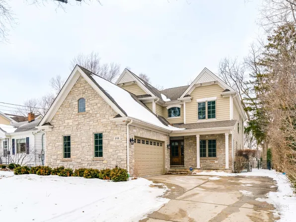 218 Coolidge Pl, Libertyville, IL 60048