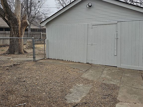 Detached garage