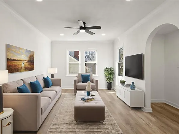 10515 E Lake Dr, Independence, MO 64053