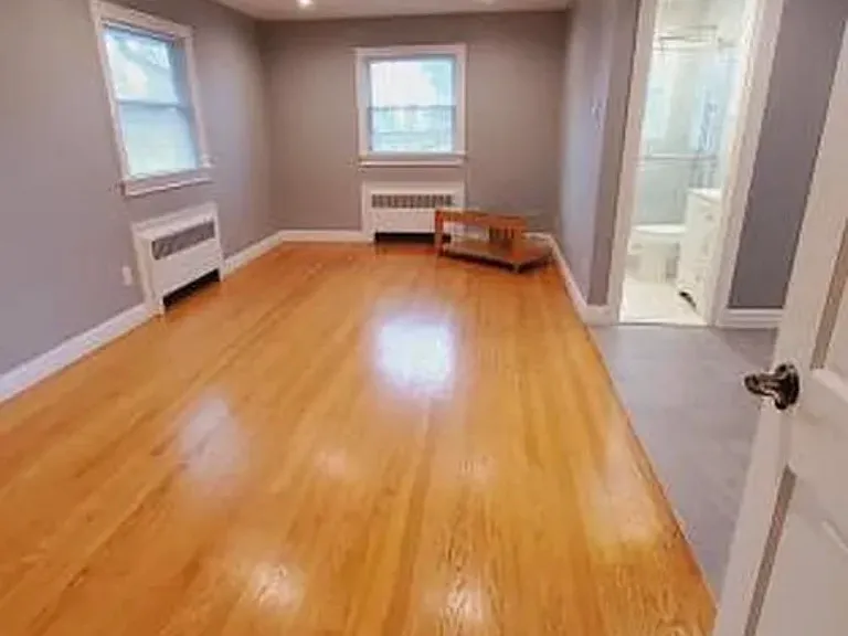 717 John St — Photo 1