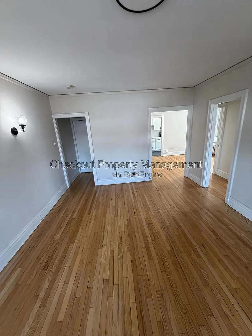 1 bed, 1.0 bath, 800 sqft, $995 — Photo 2