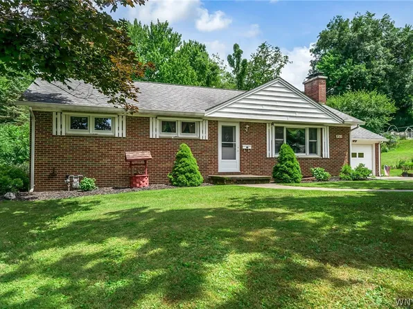 8743 Violet Pkwy, Eden, NY 14057