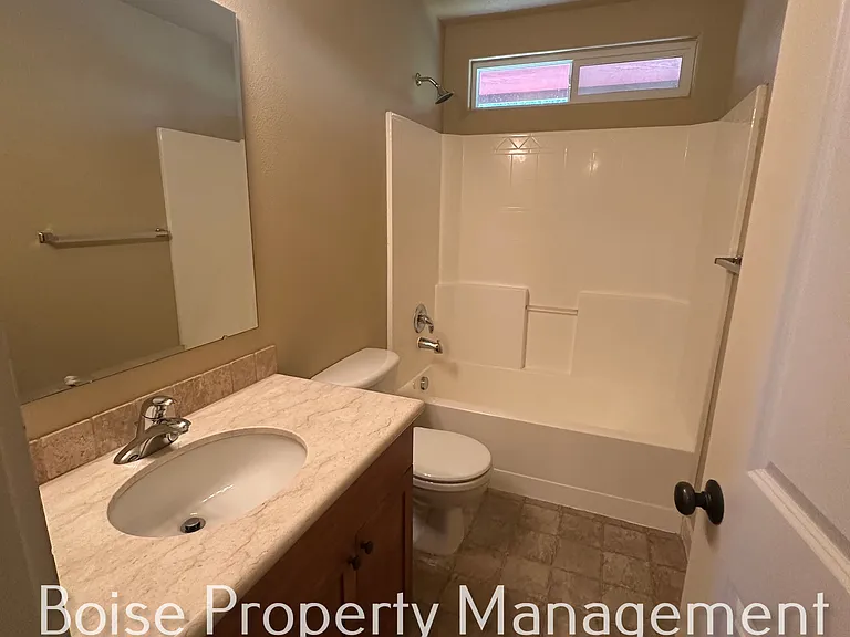 1411 Loretta — Photo 12