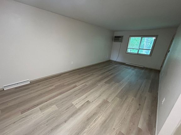 5th image of 40 Bluemound Ct APT 8