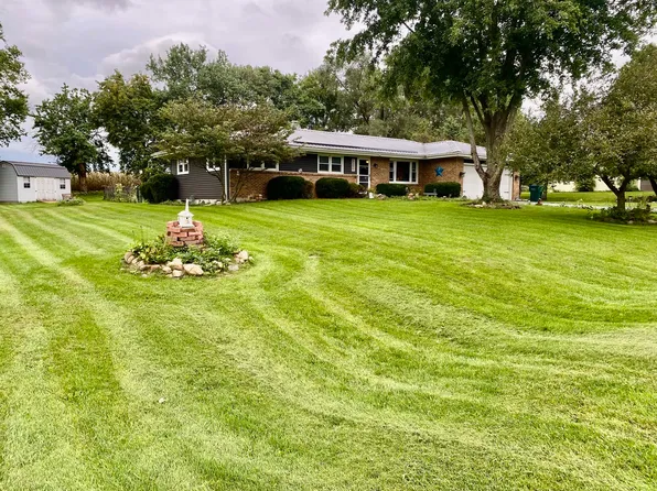8556 E Valley View Dr, Stillman Valley, IL 61084