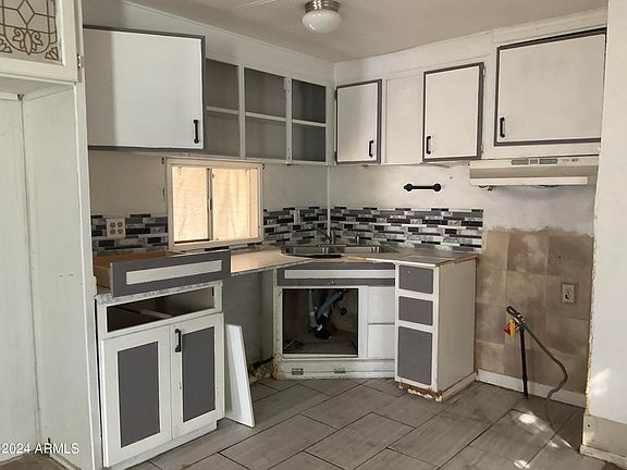 2nd image of 517 N Avenue A -- #20