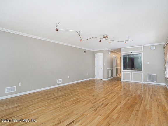 3rd image of 123 Mosely Ave