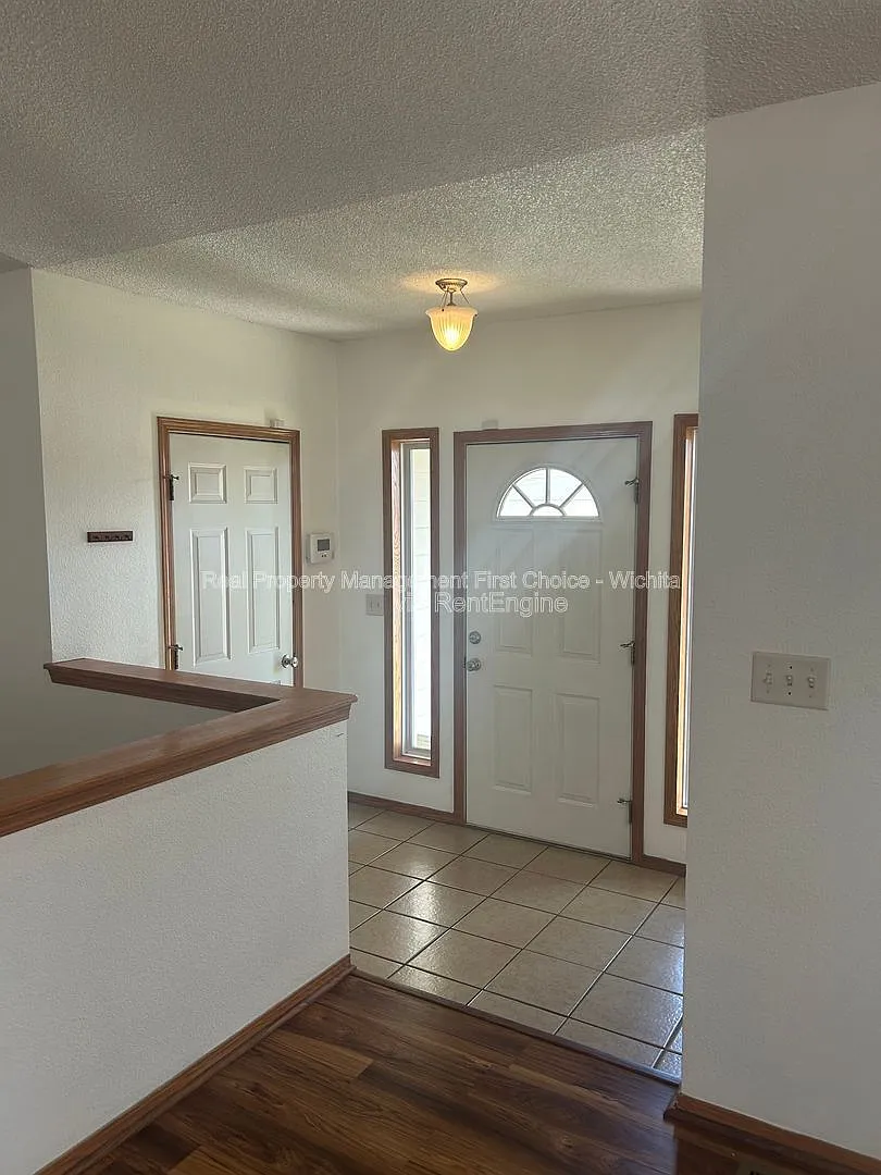 3 bed, 3.0 bath, 2500 sqft, $1,900 — Photo 3
