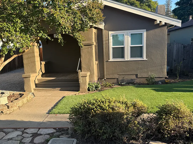 430 Gilger Ave — Photo 1