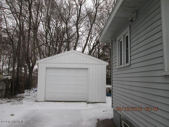 2nd image of 35 32nd St SE