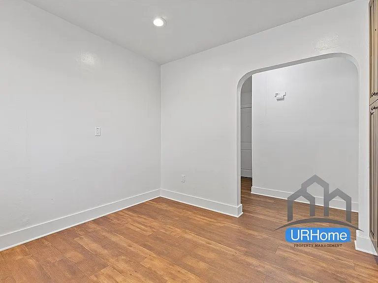 242 SE Washington St — Photo 7