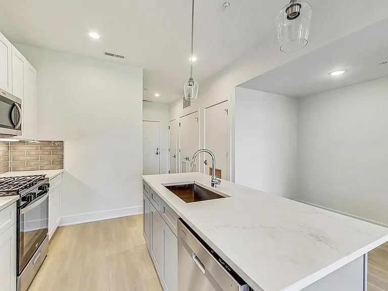 3355 N Southport Ave #2F — Photo 4