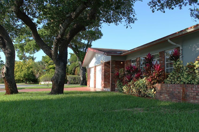 Side View, Law and garden. Maintenance included