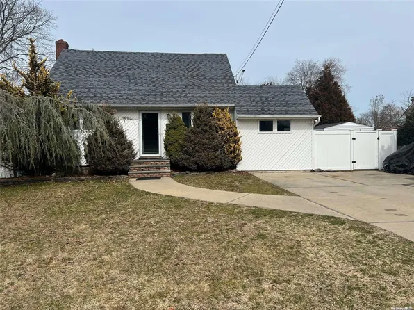 19 Toppy Lane, Bay Shore, NY 11706