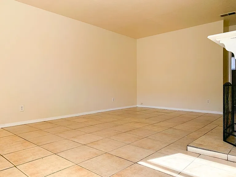 Spacious 2 Bedroom Apartment with Fireplace — Photo 20