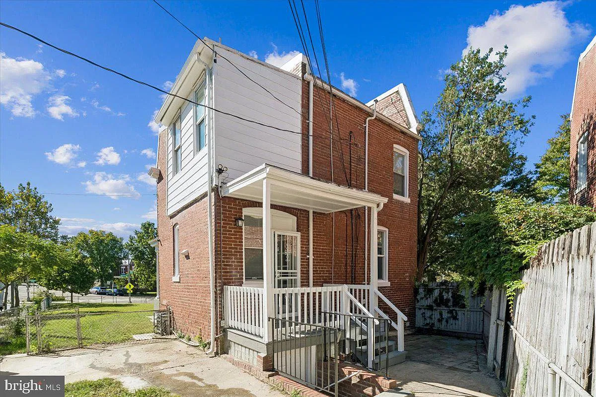 5 bed, 2.5 bath, 1907 sqft, $4,000 — Photo 3