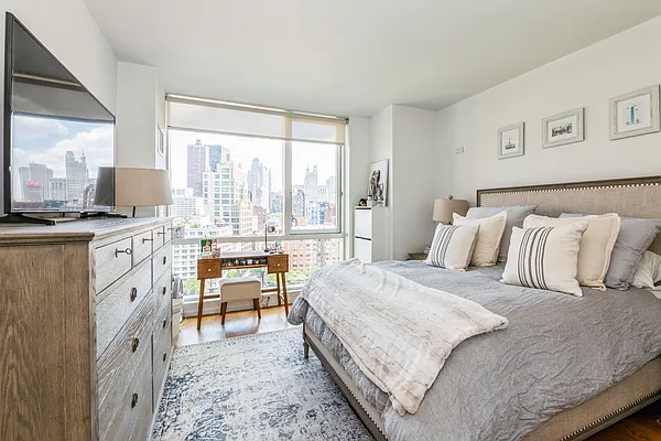 Sold by Manhattan Miami Real Estate | media 4