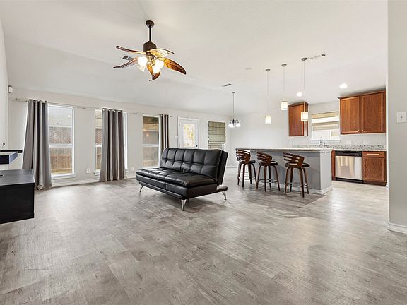 3rd image of 937 Behrens Ct