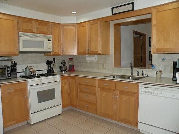 3rd image of 412 Crestwood Ct