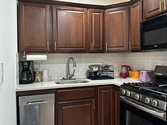 3rd image of 152 Egbert Ave Floor 2