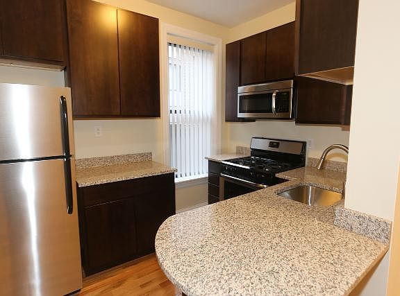 3rd image of 1218 N Dearborn St APT 1A