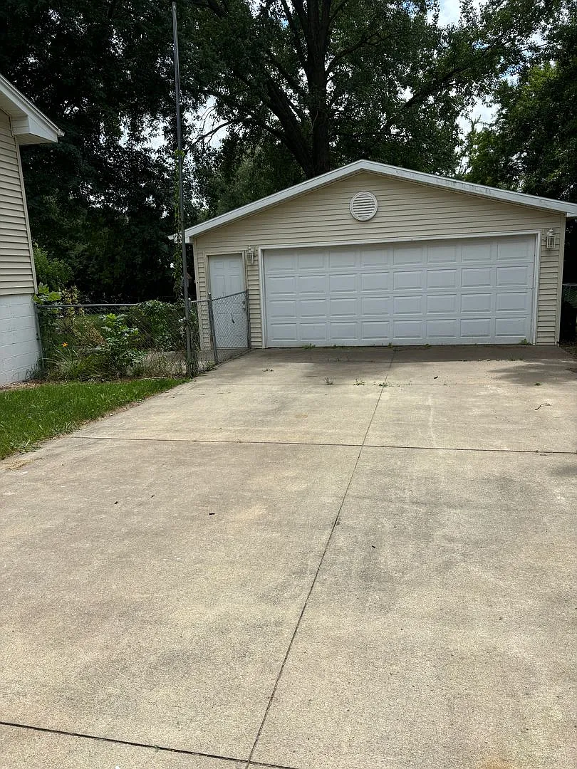 Spacious 3 bedroom, 2 bath home in Waterloo in quiet neighborhood — Photo 3